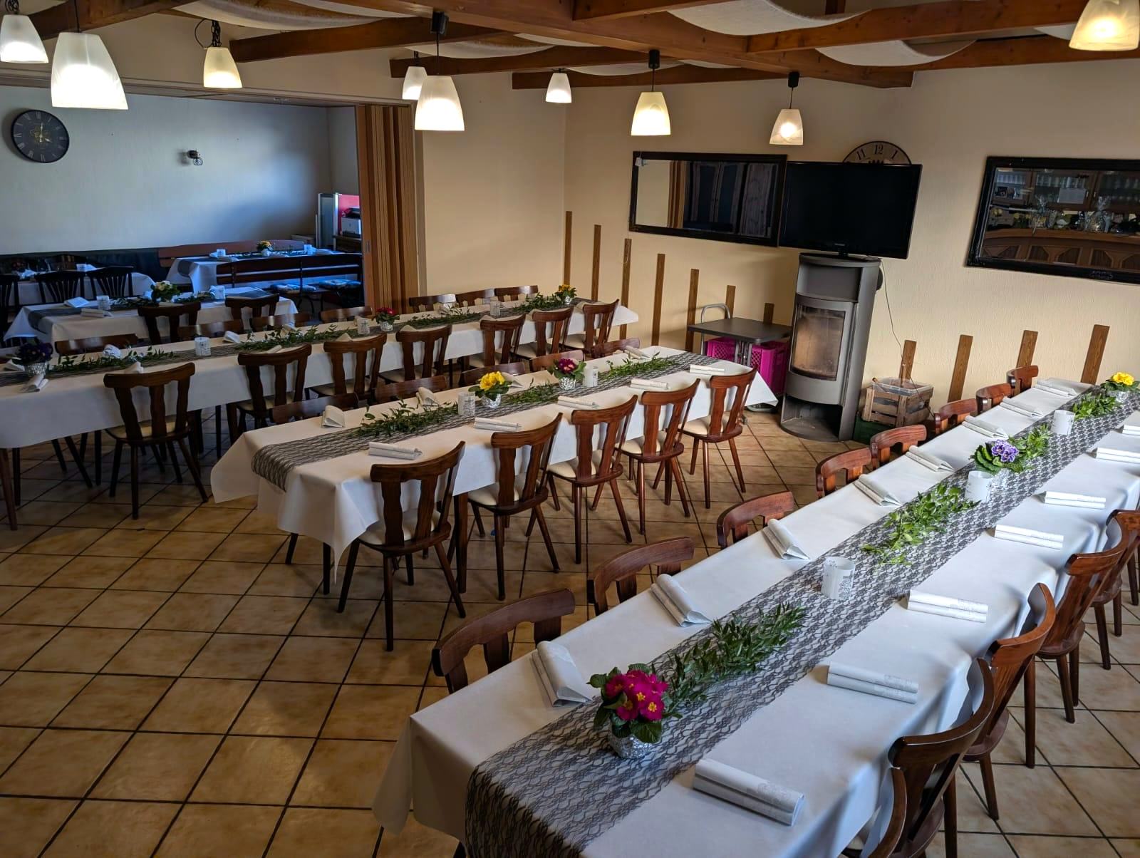 Festlich gedeckte Tafeln im Saal